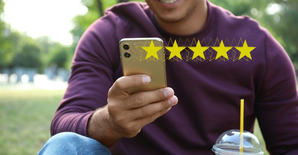 Mensen die online reviews lezen en delen