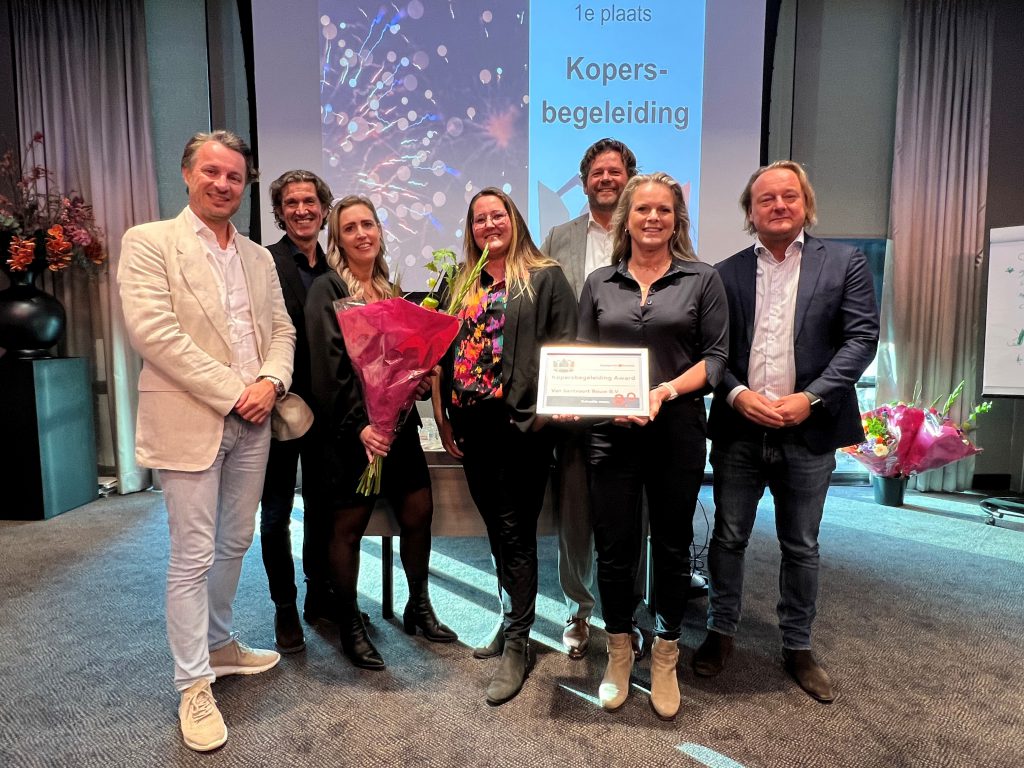 Medewerkers van een aannemersbedrijf in overleg op de bouwplaats