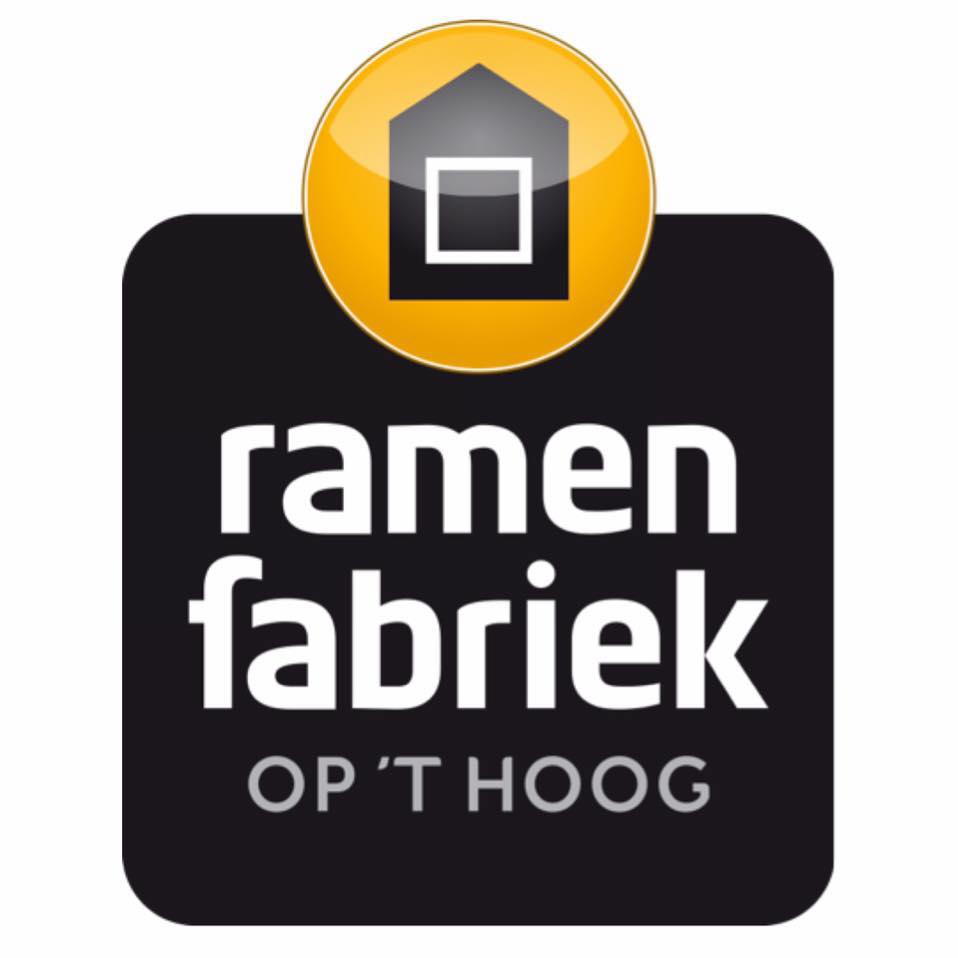 Klant die tevreden op zijn telefoon een review achterlaat